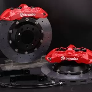 طقم مكابح GT6 الأمامي بـ 6 مكابس (مُحسَّن لأقراص السيراميك)